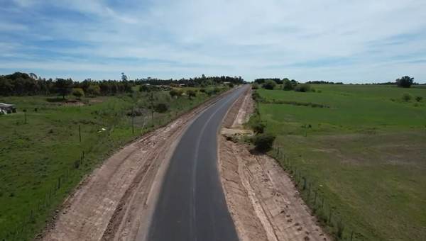 Vista aérea de un camino rural con tratamiento bituminoso