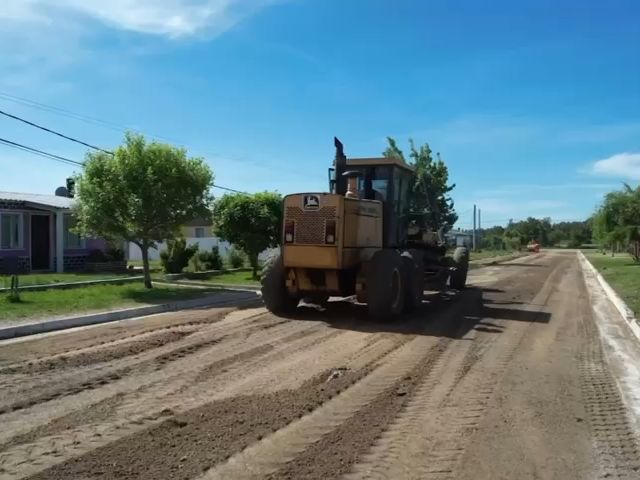 Motoniveladora conformando la base de una calle