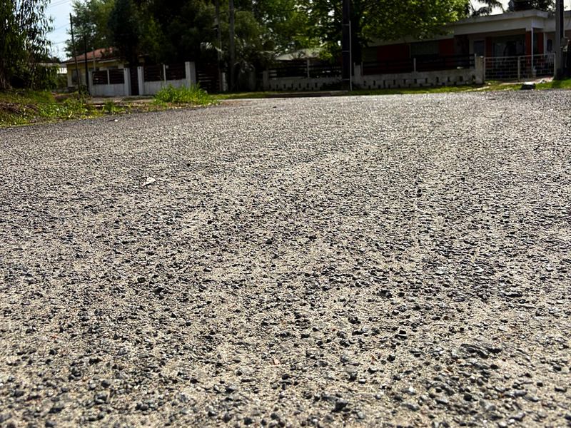 Agregado pétreo distribuido sobre la calzada