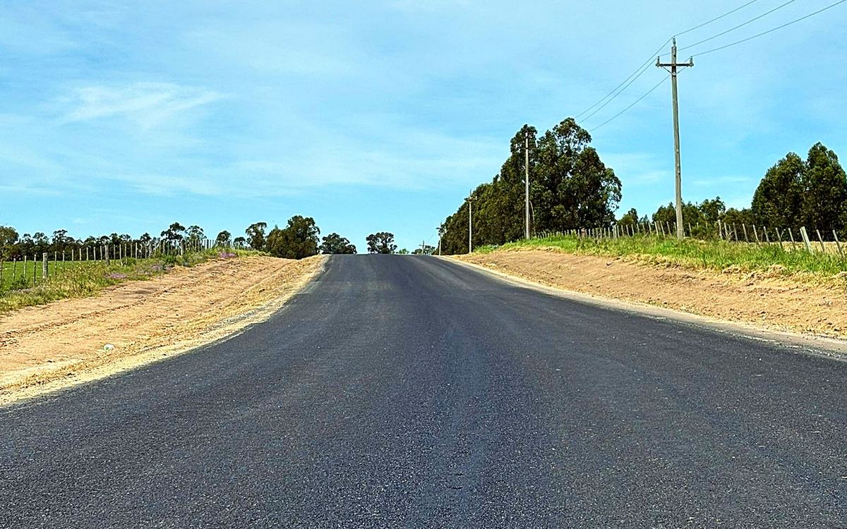 Camino rural con tratamiento bituminoso